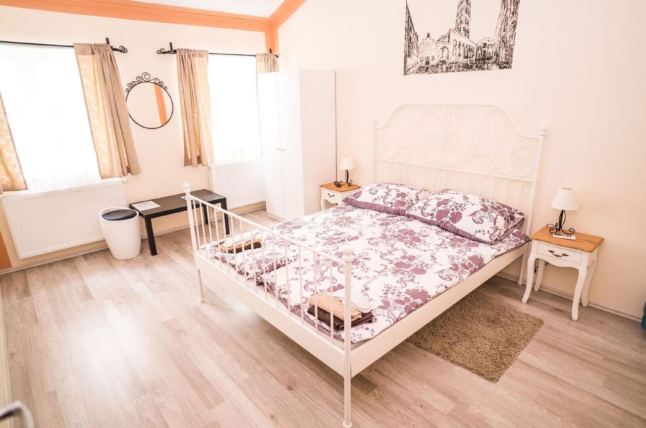 Boutique Hostel Kings N' Queens 자그레브 객실 사진